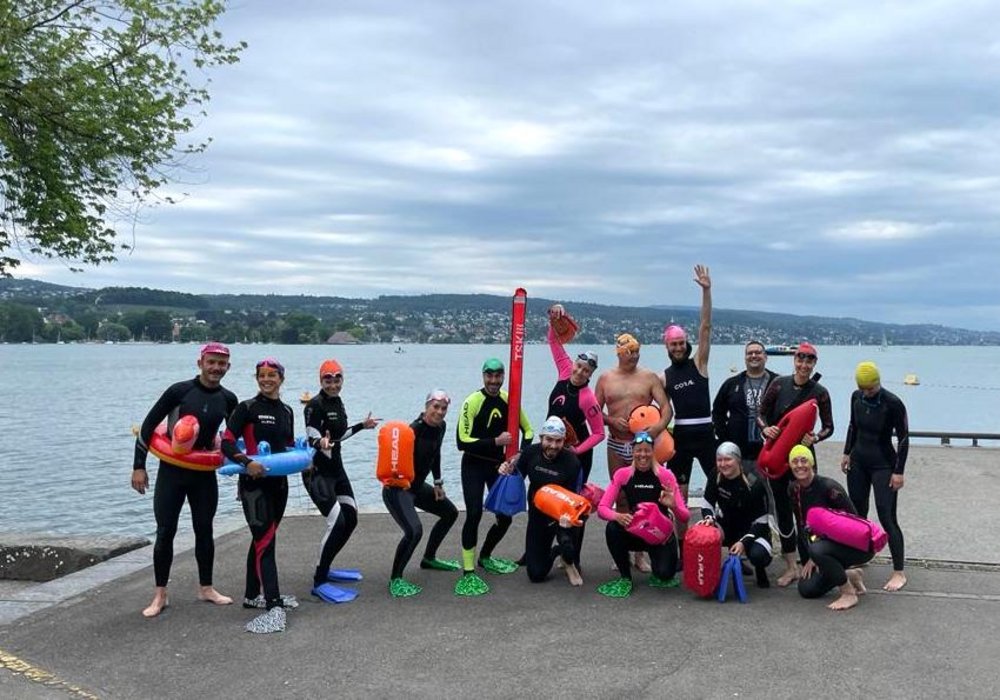 Gruppenfoto Schwimmer mit Schwimmbojen und Neopren vor Zürichsee